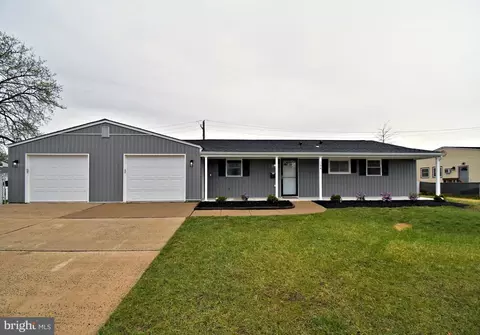 134 Indian Creek Dr, Levittown, PA 19057