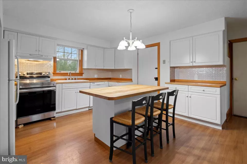 Kitchen - 34 Elfman Dr, Doylestown, PA 18901 photo 2 of 3