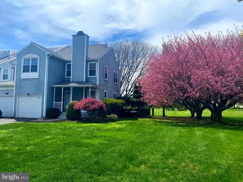 97 Kirkwood Dr, Newtown, PA 18940