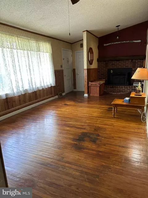 Living - 602 Leopard Ln, Warminster, PA 18974 photo 1 of 2