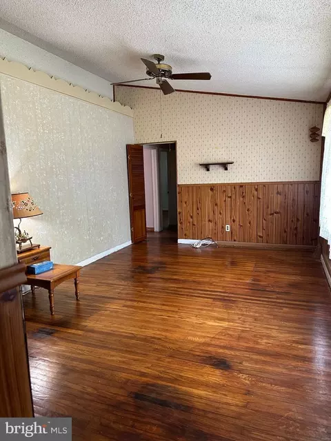 Living - 602 Leopard Ln, Warminster, PA 18974 photo 2 of 2