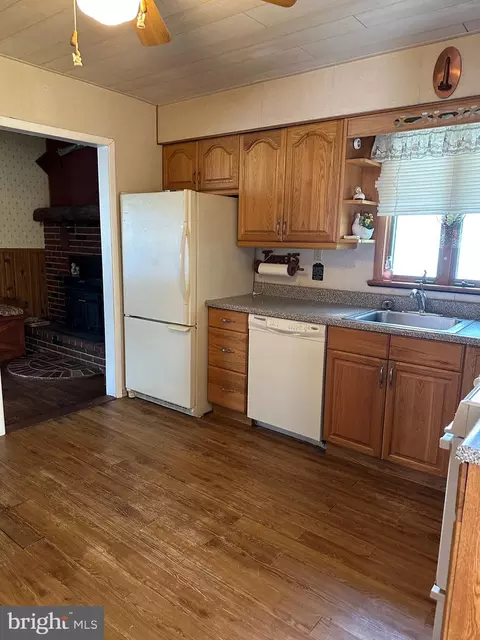 Kitchen - 602 Leopard Ln, Warminster, PA 18974 photo 2 of 2