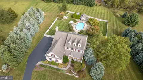 30 Alexander Rd, Kintnersville, PA 18930