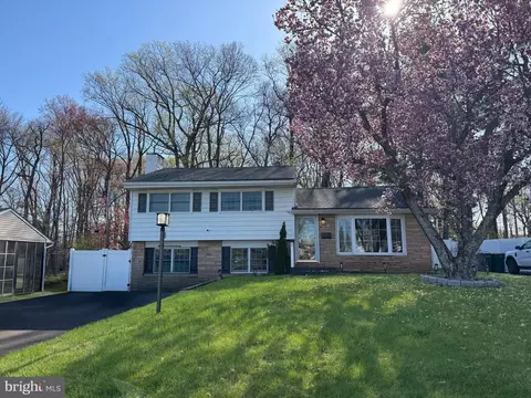 7 Sandy Dr, Yardley, PA 19067