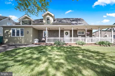 14 Rolling Ln, Levittown, PA 19055
