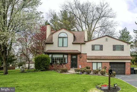74 Lakeview Dr, Holland, PA 18966