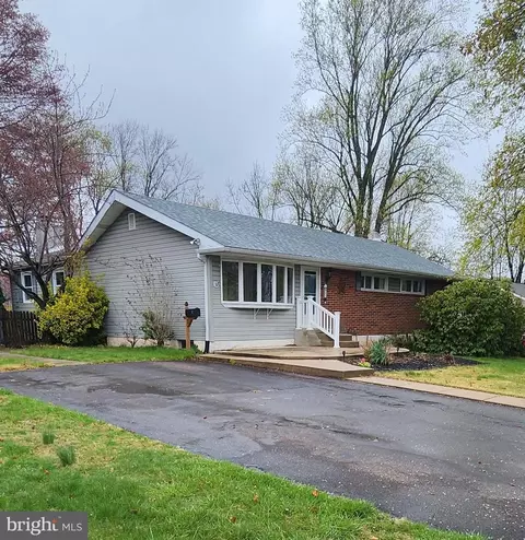 82 Acorn Dr, Warminster, PA 18974
