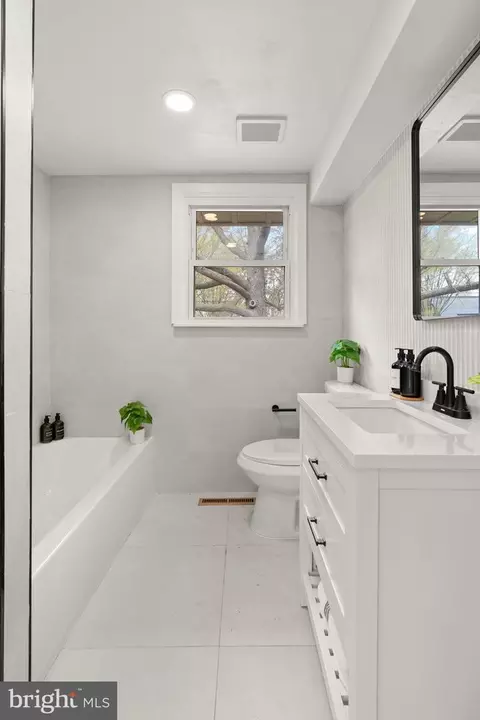 Bath - 1102 Nancy Dr, Croydon, PA 19021 photo 3 of 11