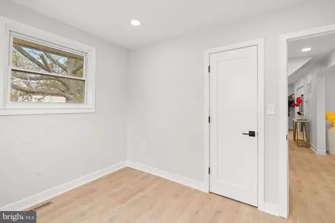Entry Way - 1102 Nancy Dr, Croydon, PA 19021 photo 6 of 8