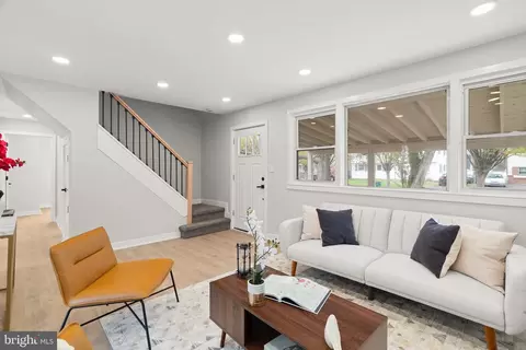 Living - 1102 Nancy Dr, Croydon, PA 19021 photo 3 of 3