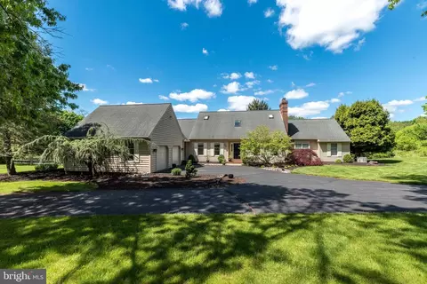 10 Paddock Dr, New Hope, PA 18938