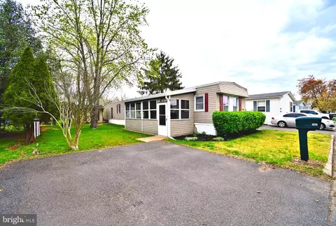 7803 Hampton Dr, Morrisville, PA 19067