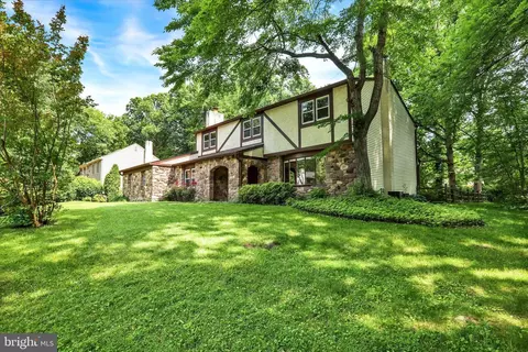 542 Nottingham Dr, Yardley, PA 19067