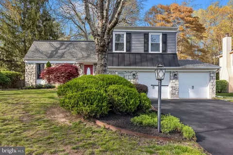 207 Old Mill Dr, Langhorne, PA 19047
