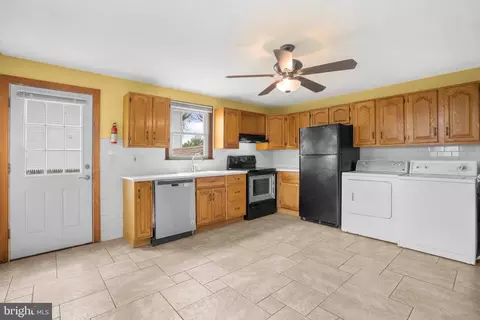 Entry Way - 214 State Rd, Croydon, PA 19021 photo 2 of 4