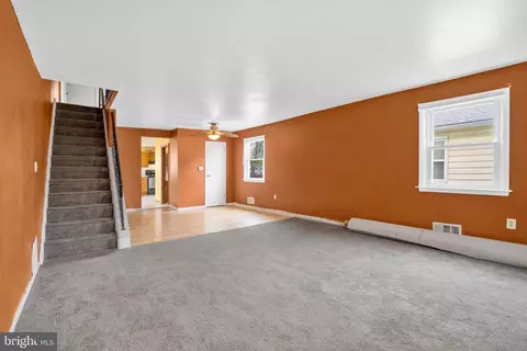 Living - 214 State Rd, Croydon, PA 19021 photo 2 of 5
