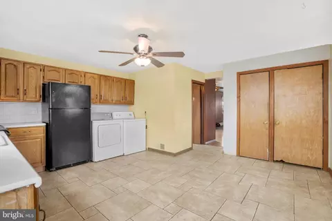 Entry Way - 214 State Rd, Croydon, PA 19021 photo 3 of 4