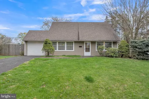 48 Lower Orchard Dr, Levittown, PA 19056
