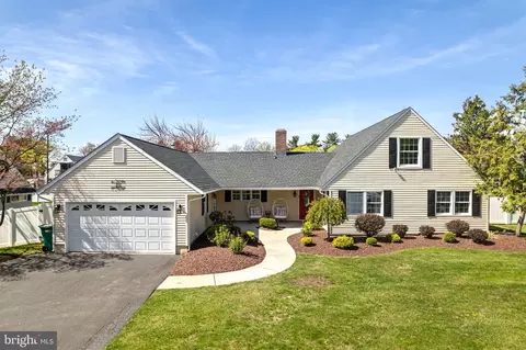 48 Silverbell Rd, Levittown, PA 19056