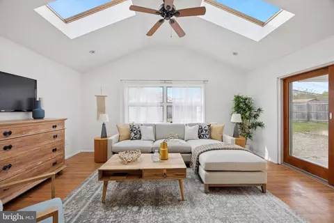 15 Burning Bush Ln, Levittown, PA 19054
