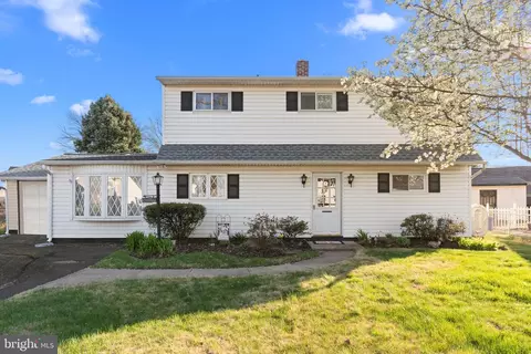 61 N Northcourt Ln, Levittown, PA 19054