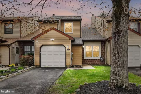 201 S Fieldstone Ct, Yardley, PA 19067