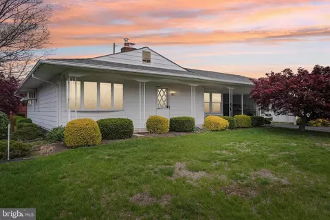 17 Emerald Ln, Levittown, PA 19054