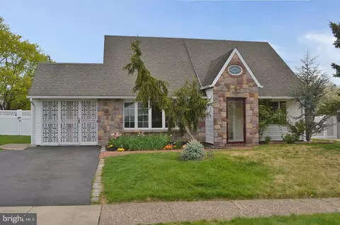 46 Hemlock Rd, Levittown, PA 19056