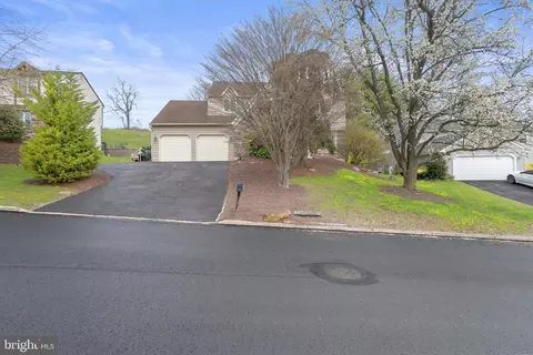 417 Fox Hollow Dr, Feasterville Trevose, PA 19053
