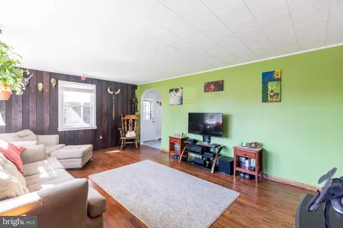Living - 302 Spring Ave, Croydon, PA 19021 photo 1 of 1