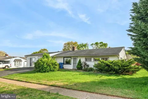 97 Black Pine Ln, Levittown, PA 19054