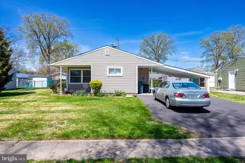 61 Thornyapple Ln, Levittown, PA 19054