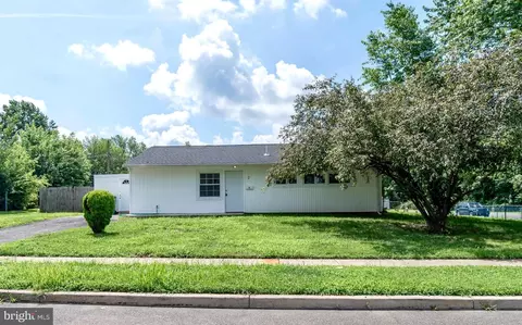 2 Edgewood Ln, Levittown, PA 19054