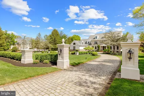 24 Weatherfield Dr, Newtown, PA 18940