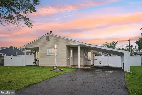 6 Swan Ln, Levittown, PA 19055