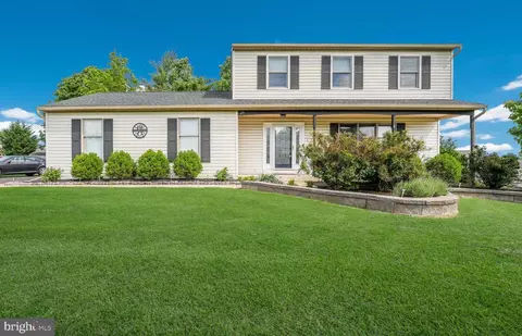 29 Castlewood Dr, Chalfont, PA 18914