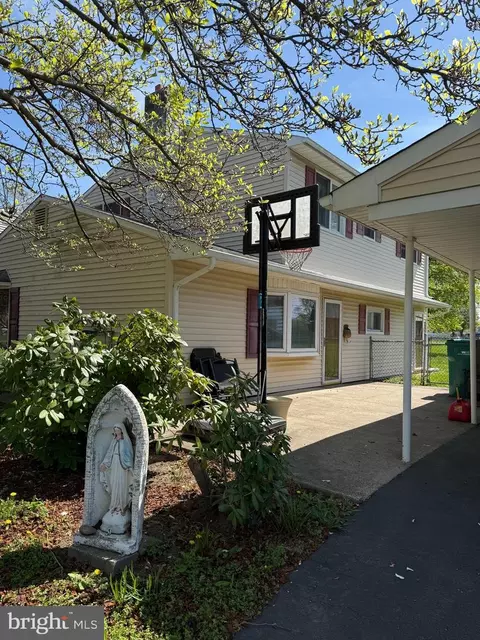 208 Dogwood Dr, Levittown, PA 19055