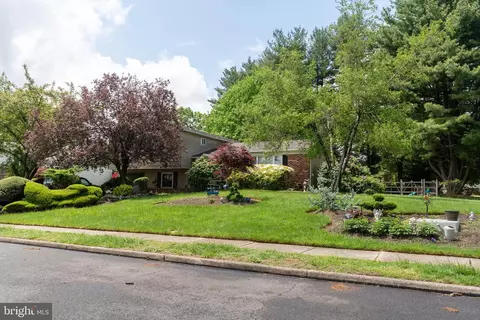 703 Lynwood Dr, Feasterville Trevose, PA 19053