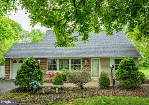 107 Juniper Dr, Levittown, PA 19056