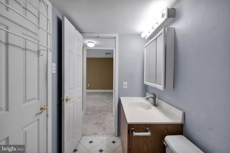 Bath - 135 Allem Ln, Perkasie, PA 18944 photo 2 of 2