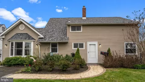 55 Grapevine Rd, Levittown, PA 19057