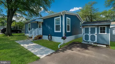 9 E Circle Dr, Doylestown, PA 18901