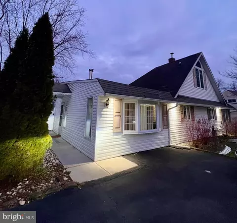18 River Ln, Levittown, PA 19055