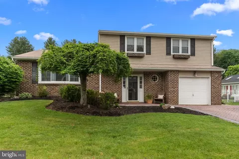 66 Grant Dr, Southampton, PA 18966