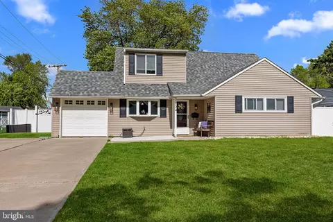 124 Highland Park Dr, Levittown, PA 19056