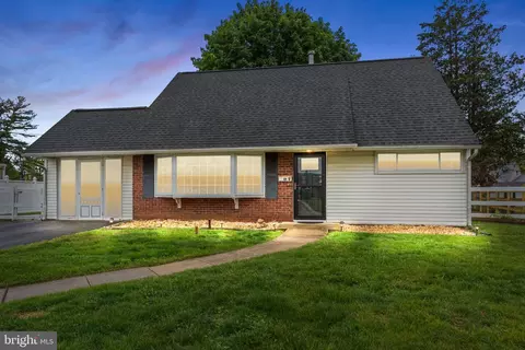 9 Queens Bridge Rd, Levittown, PA 19057