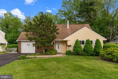 20 Hollow Rd, Levittown, PA 19056