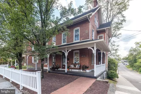 618 W Walnut St, Perkasie, PA 18944