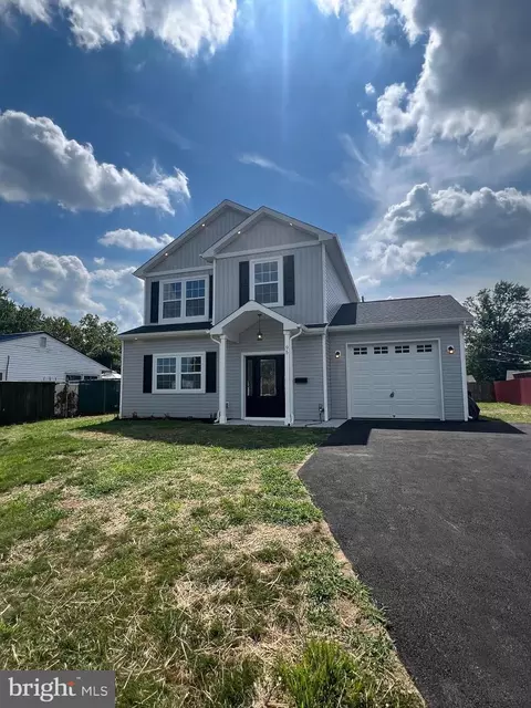 95 Elderberry Dr, Levittown, PA 19054