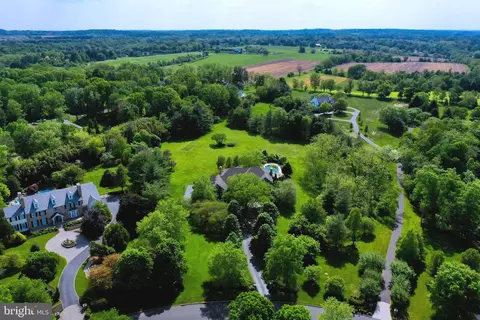 9 Greenbriar Cir, Newtown, PA 18940